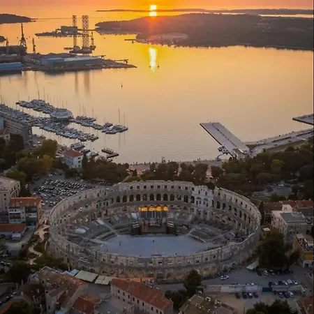 Arena Design App, Free Private Parking, Terrace